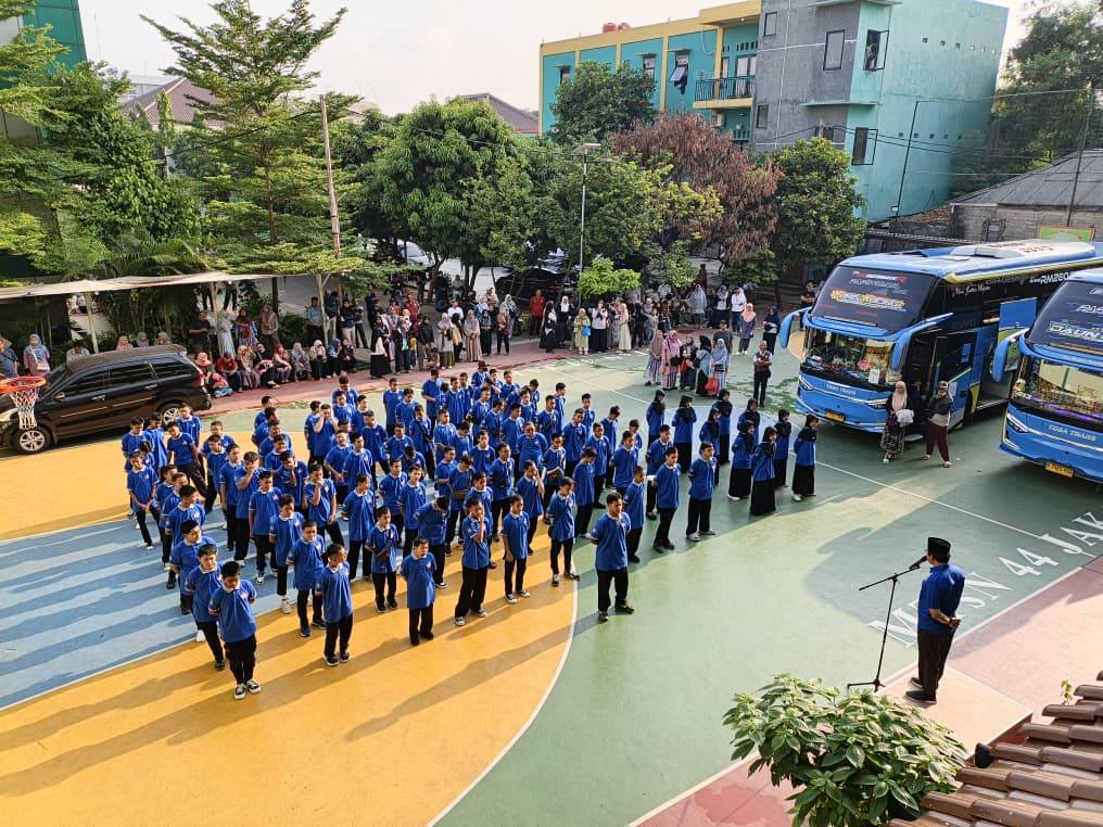 105 siswa MTsN 44 Jakarta berangkat ke Arahman English Center Kampung Inggris Pare Kediri. Program 'Dare to Speak, Dare to Shine' untuk tingkatkan kemampuan bahasa Inggris dengan metode intensif."