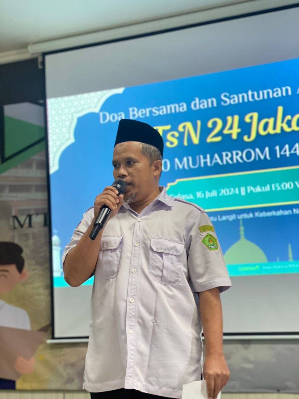 WakaHUMAS memberikan sambutan mewakili kepala sekolah