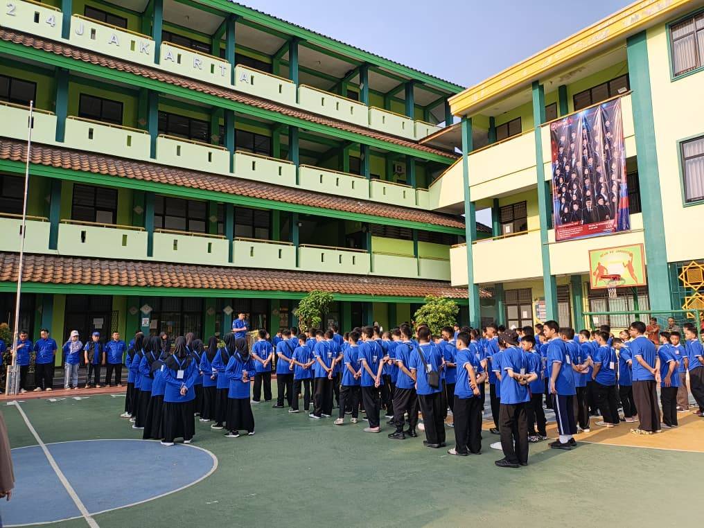 105 siswa MTsN 44 Jakarta berangkat ke Arahman English Center Kampung Inggris Pare Kediri. Program 'Dare to Speak, Dare to Shine' untuk tingkatkan kemampuan bahasa Inggris dengan metode intensif."