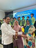 Ustd Wisso Mudin, M.pd memberikan santunan kepada dhuafa di sekitar MTsN 24 Jakarta 