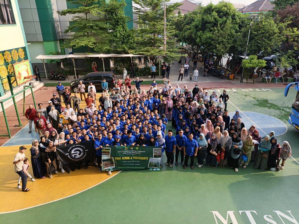 105 siswa MTsN 44 Jakarta berangkat ke Arahman English Center Kampung Inggris Pare Kediri. Program 'Dare to Speak, Dare to Shine' untuk tingkatkan kemampuan bahasa Inggris dengan metode intensif."
