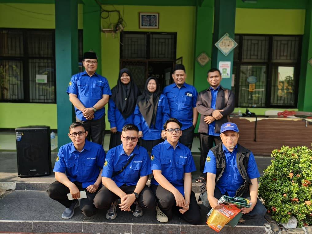 105 siswa MTsN 44 Jakarta berangkat ke Arahman English Center Kampung Inggris Pare Kediri. Program 'Dare to Speak, Dare to Shine' untuk tingkatkan kemampuan bahasa Inggris dengan metode intensif."