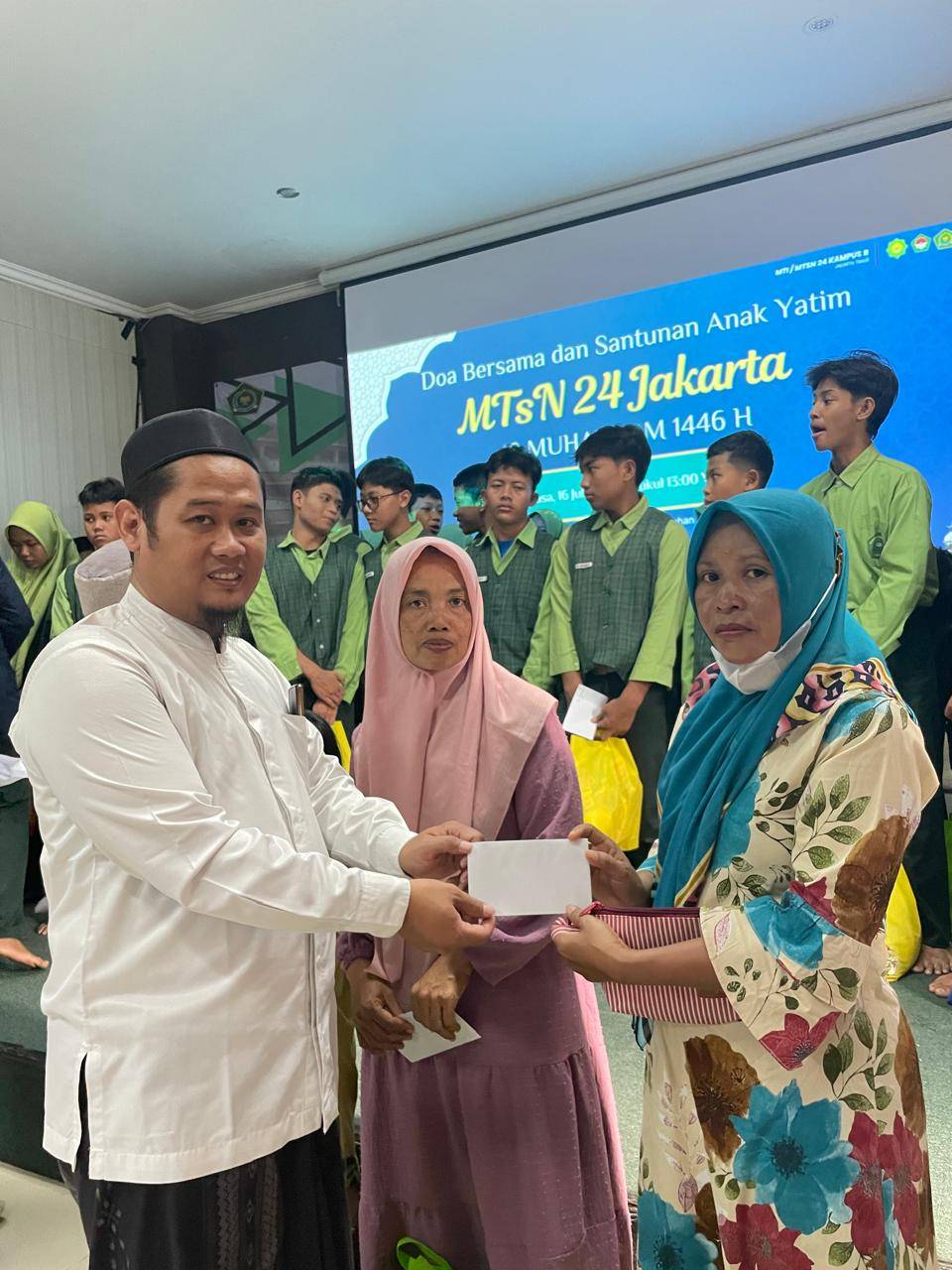 Ustd Wisso Mudin, M.pd memberikan santunan kepada dhuafa di sekitar MTsN 24 Jakarta 