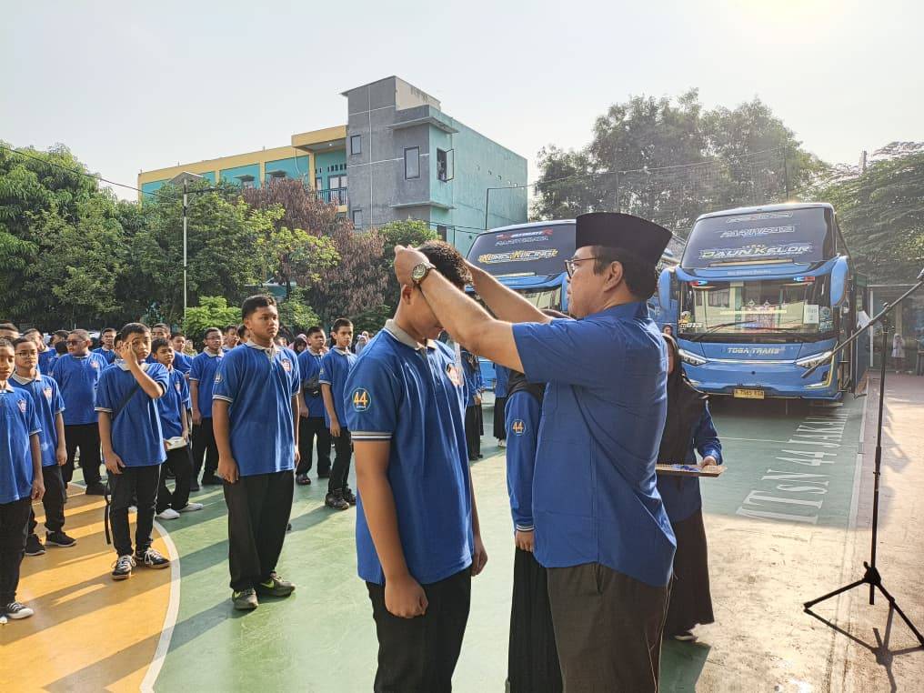105 siswa MTsN 44 Jakarta berangkat ke Arahman English Center Kampung Inggris Pare Kediri. Program 'Dare to Speak, Dare to Shine' untuk tingkatkan kemampuan bahasa Inggris dengan metode intensif."