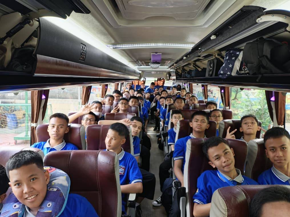 105 siswa MTsN 44 Jakarta berangkat ke Arahman English Center Kampung Inggris Pare Kediri. Program 'Dare to Speak, Dare to Shine' untuk tingkatkan kemampuan bahasa Inggris dengan metode intensif."