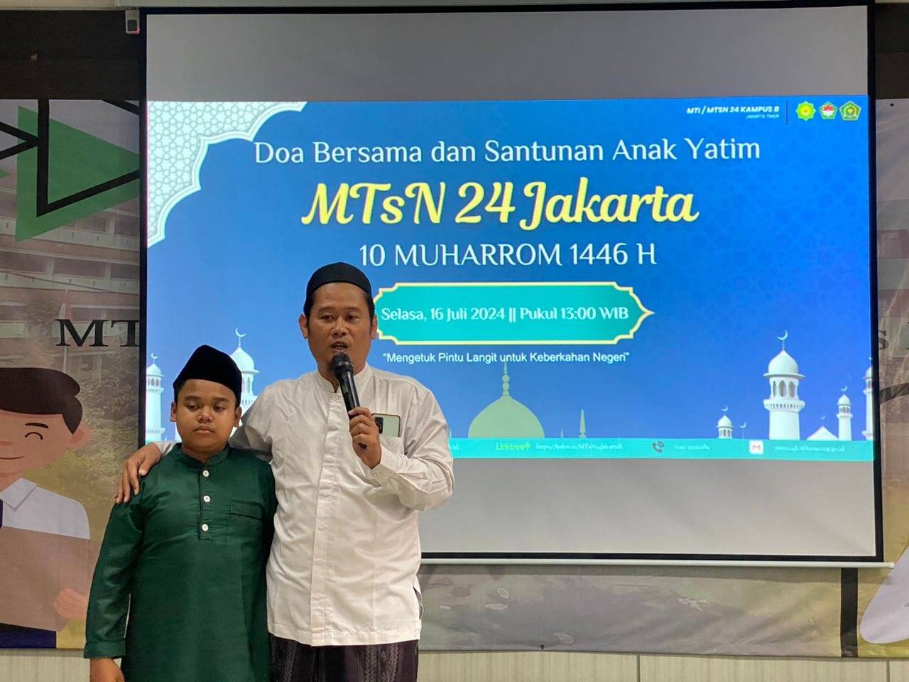 ustd wisso Mudin (pengisi tausyiah) bersama salah satu anak yatim 