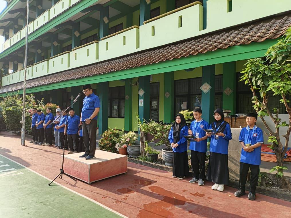 105 siswa MTsN 44 Jakarta berangkat ke Arahman English Center Kampung Inggris Pare Kediri. Program 'Dare to Speak, Dare to Shine' untuk tingkatkan kemampuan bahasa Inggris dengan metode intensif."
