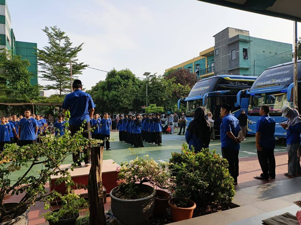 105 siswa MTsN 44 Jakarta berangkat ke Arahman English Center Kampung Inggris Pare Kediri. Program 'Dare to Speak, Dare to Shine' untuk tingkatkan kemampuan bahasa Inggris dengan metode intensif."