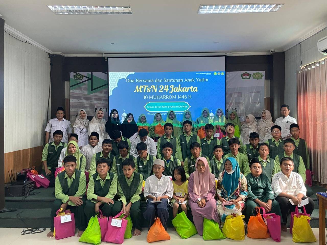 foto bersama anak yatim, dhuafa dan bapak ibu guru MTsN 24 Jakarta 